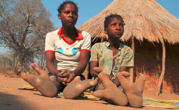 تصاویر/ قبایل آفریقایی پاهای عجیب