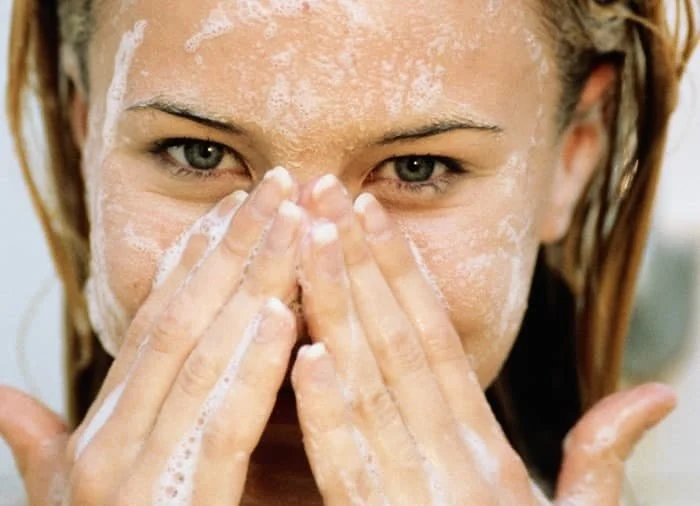 آیا شستشوی صورت ممکن است پوست شما را خشک کند؟