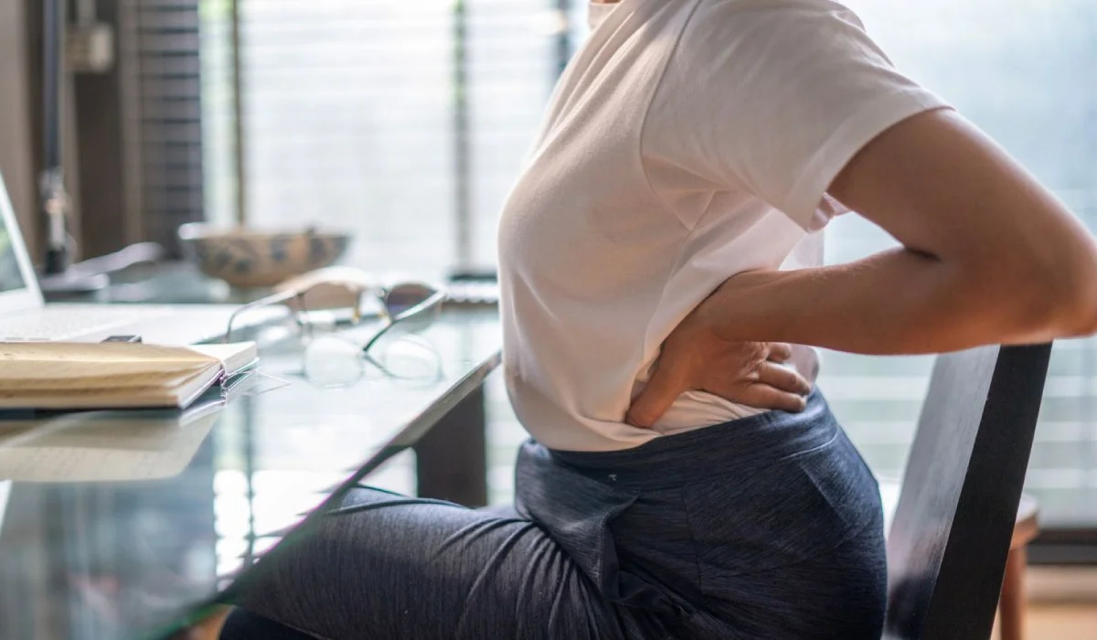 What is the symptom of left flank pain in women
