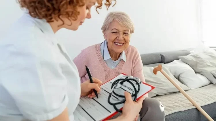 خدمات ویزیت در منزل چیست؟ | راهکار درمانی راحت برای بیماران تشخیص و خدمات پزشکی در هوم ویزیت