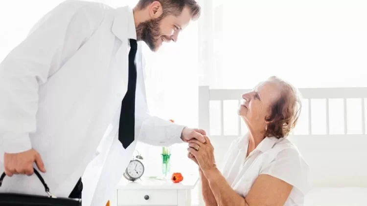 خدمات ویزیت در منزل چیست؟ | راهکار درمانی راحت برای بیماران