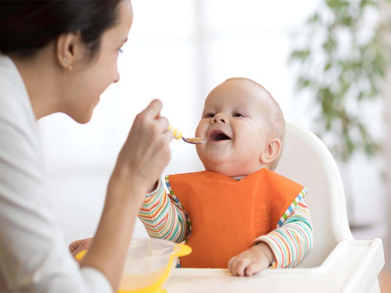 کودک یک ساله در حال غذا خوردن